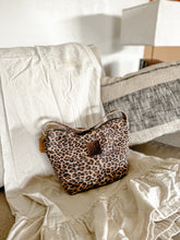 Cargar imagen en el visor de la galería, Cosmetiquero Verona Leopardo

