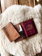 Cargar imagen en el visor de la galería, Portapasaporte café
