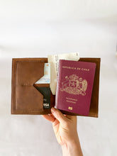 Cargar imagen en el visor de la galería, Portapasaporte café
