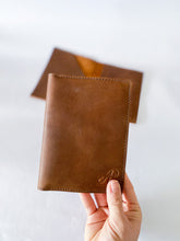 Cargar imagen en el visor de la galería, Portapasaporte café
